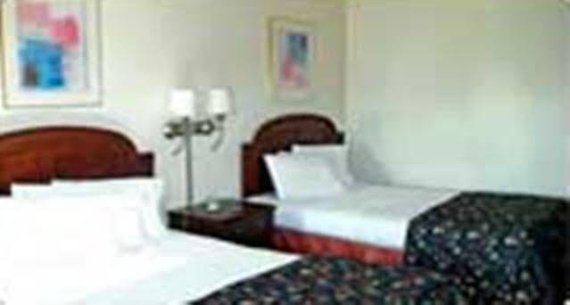 Charlotte Express Inn Екстер'єр фото