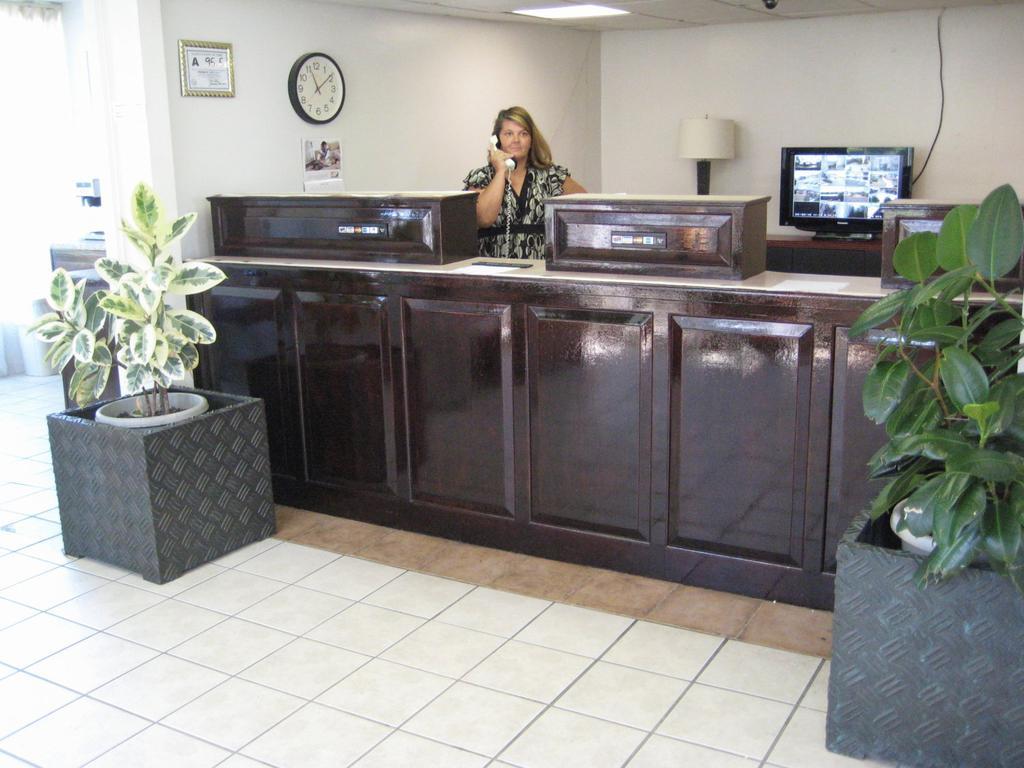 Charlotte Express Inn Екстер'єр фото